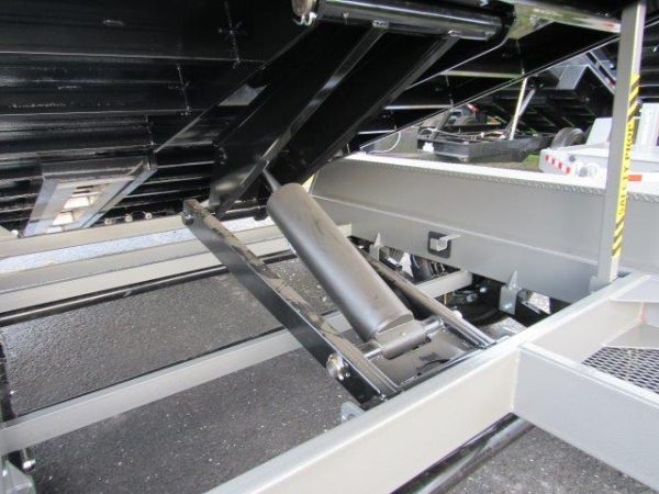 BWise 7 x 18 Gooseneck Tri-Axle Dump Trailer – Hydraulic Jacks - Image 11