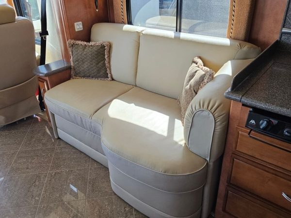 2010 Newmar Ventana 3933 - Image 24