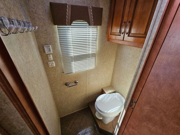 2010 Newmar Ventana 3933 - Image 40