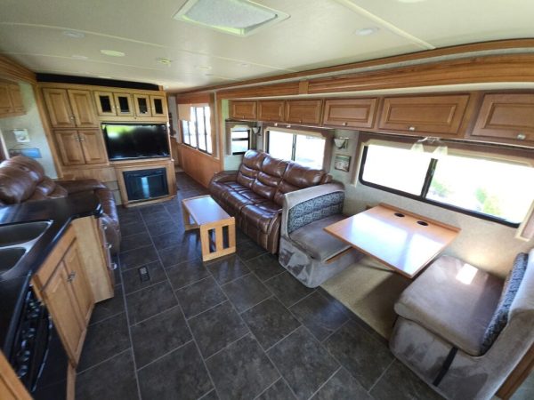 2010 Winnebago Journey 40L - Image 12