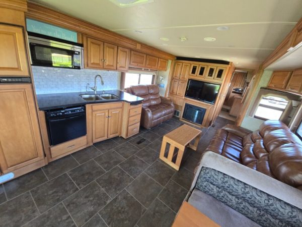2010 Winnebago Journey 40L - Image 13
