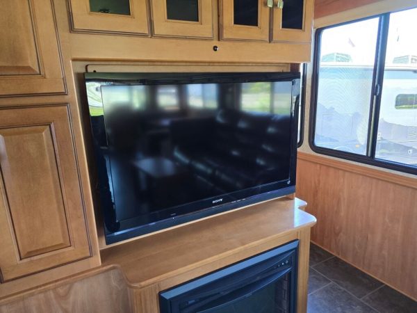 2010 Winnebago Journey 40L - Image 23
