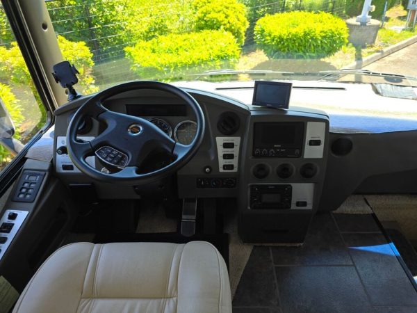 2010 Winnebago Journey 40L - Image 10