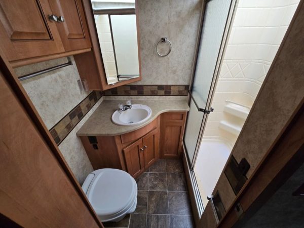 2010 Winnebago Sightseer 33C - Image 16
