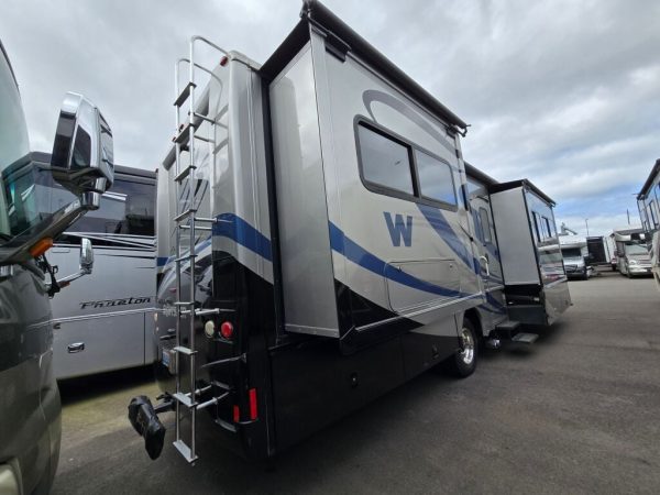 2010 Winnebago Sightseer 33C - Image 3