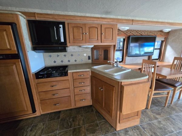 2010 Winnebago Sightseer 33C - Image 6