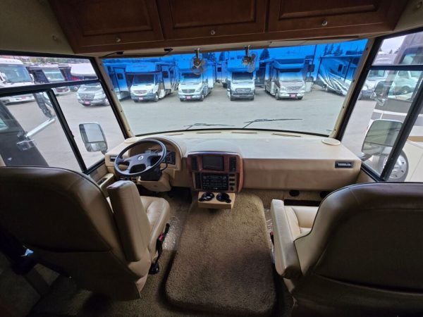 2010 Winnebago Sightseer 33C - Image 8