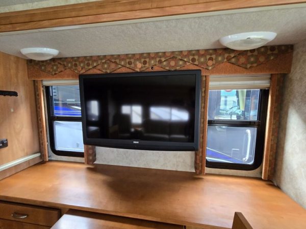 2010 Winnebago Sightseer 33C - Image 9