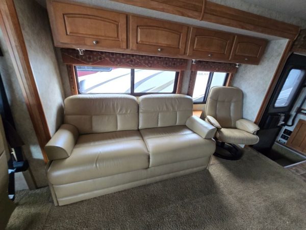 2010 Winnebago Sightseer 33C - Image 10