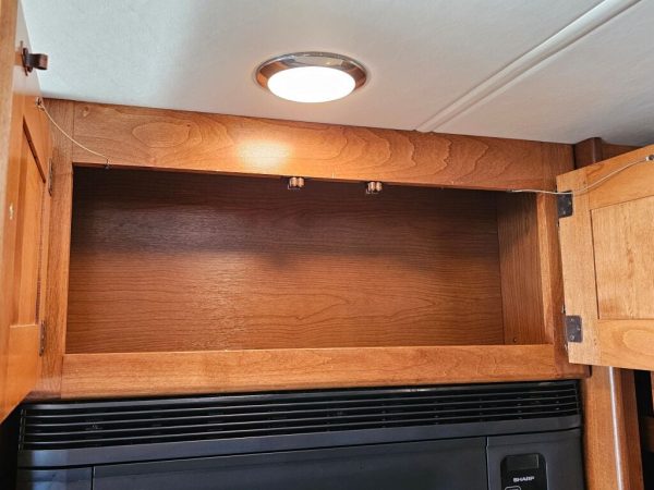 2014 Tiffin Motorhomes Allegro 31SA - Image 16