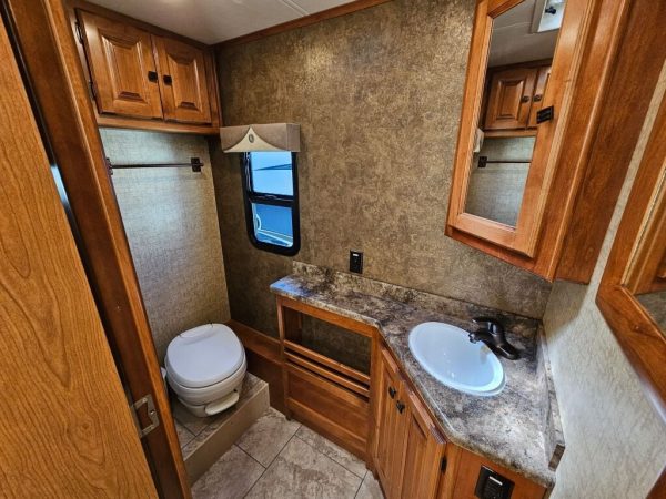 2014 Tiffin Motorhomes Allegro 31SA - Image 25