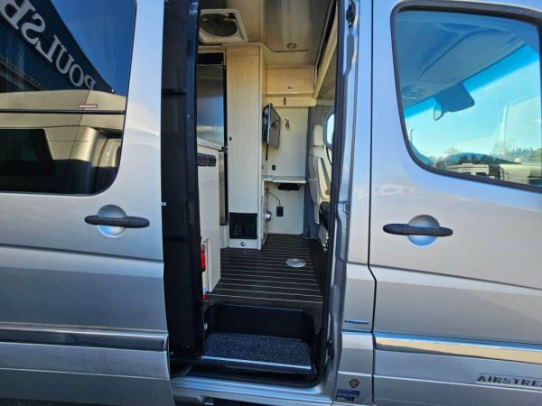 2015 Airstream Interstate Grand Tour EXT 3500 - Image 7