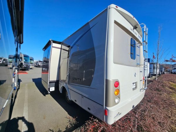 2015 Leisure Travel Unity 24MB - Image 3