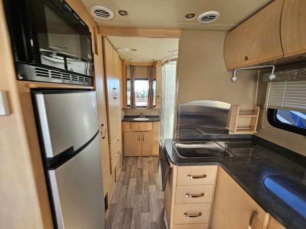 2015 Leisure Travel Unity 24MB - Image 9