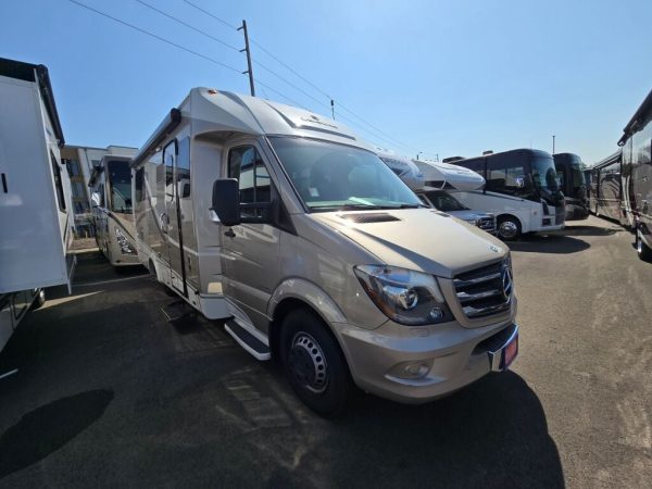 2015 Leisure Travel Unity U24IB - Image 2