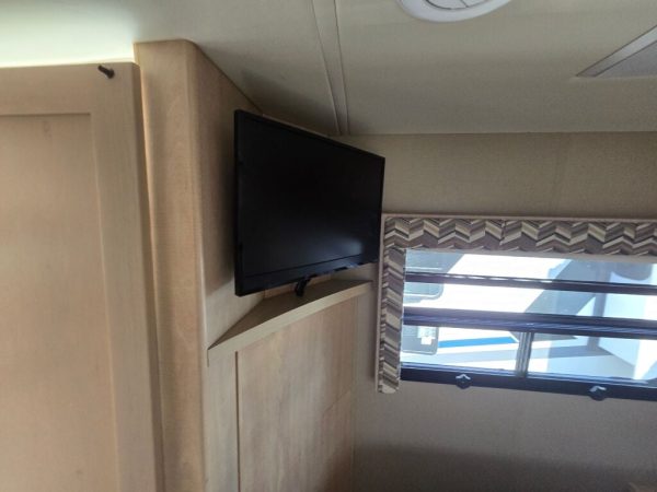 2015 Leisure Travel Unity U24IB - Image 11
