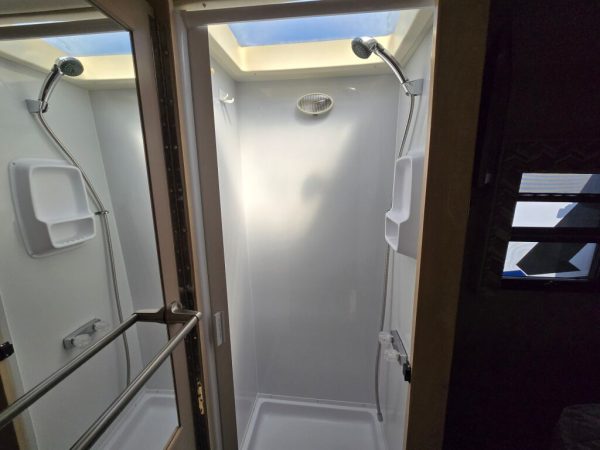 2015 Leisure Travel Unity U24IB - Image 13