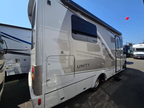 2015 Leisure Travel Unity U24IB - Image 3