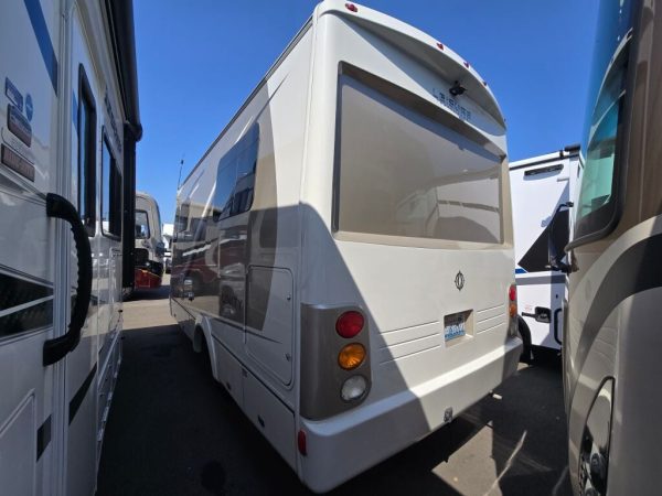 2015 Leisure Travel Unity U24IB - Image 4