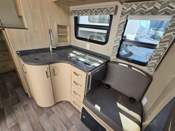 2015 Leisure Travel Unity U24IB - Image 6