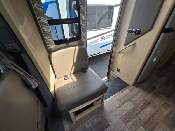 2015 Leisure Travel Unity U24IB - Image 7