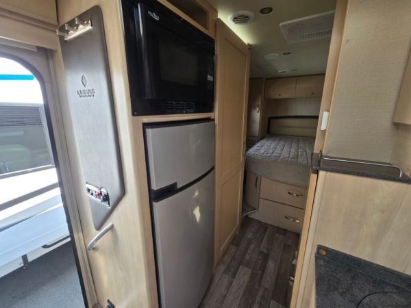 2015 Leisure Travel Unity U24IB - Image 8