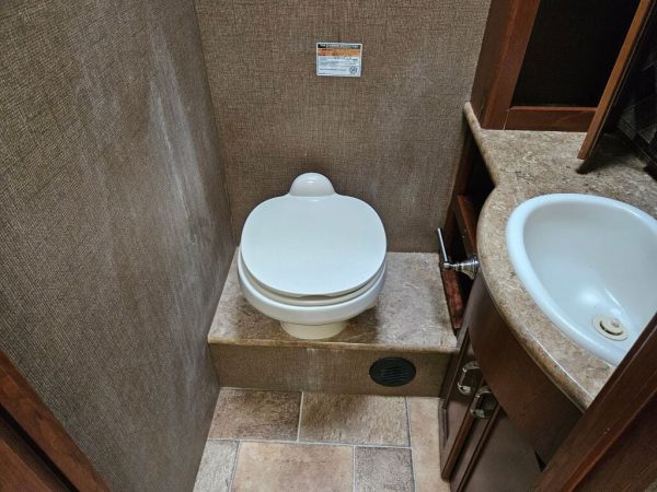 2015 Thor Motor Coach Hurricane 31S - Image 12