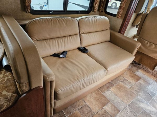 2015 Thor Motor Coach Hurricane 31S - Image 15