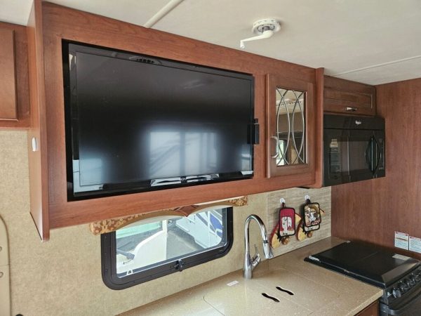 2015 Thor Motor Coach Hurricane 31S - Image 16