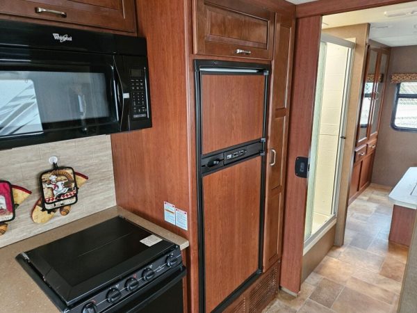 2015 Thor Motor Coach Hurricane 31S - Image 18