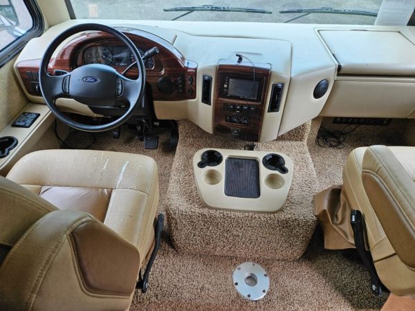 2015 Thor Motor Coach Hurricane 31S - Image 6