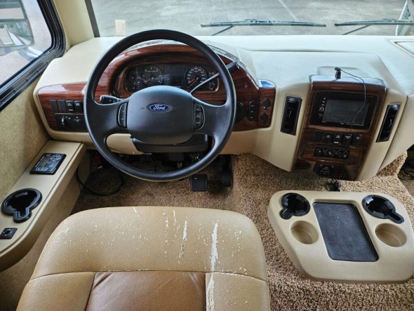 2015 Thor Motor Coach Hurricane 31S - Image 7