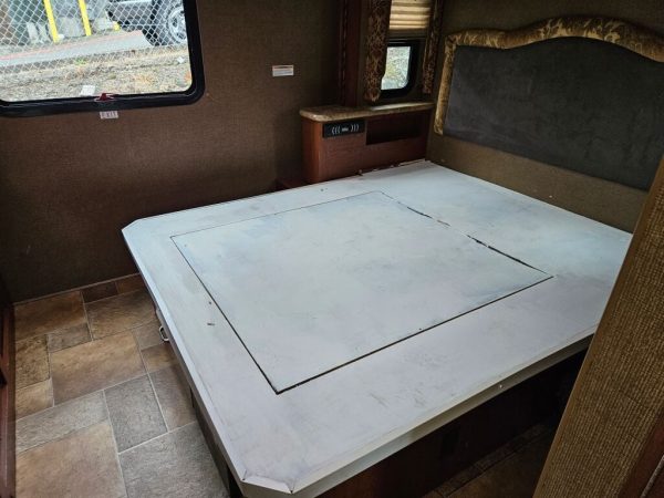 2015 Thor Motor Coach Hurricane 31S - Image 9