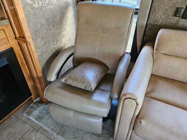2015 Tiffin Motorhomes Allegro Red 33AA - Image 19
