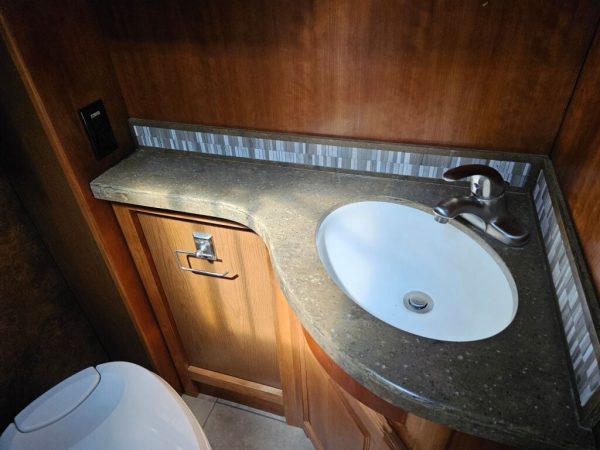 2015 Tiffin Motorhomes Allegro Red 33AA - Image 21