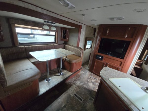 2015 Winnebago Minnie 2201DS - Image 12