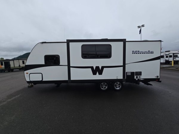 2015 Winnebago Minnie 2201DS - Image 4