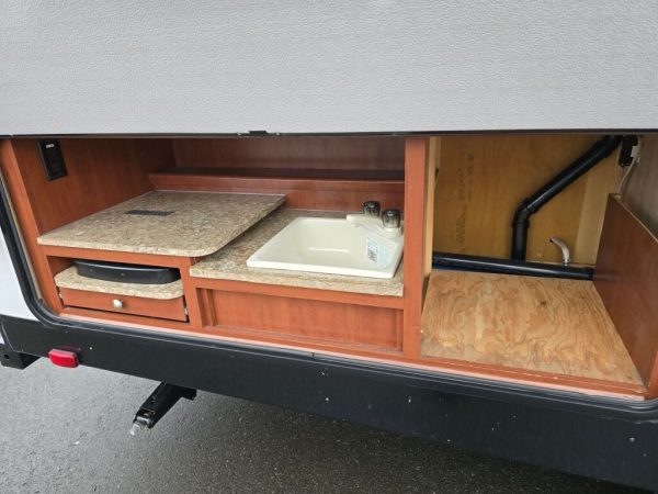 2015 Winnebago Minnie 2201DS - Image 8