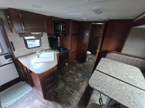 2015 Winnebago Minnie 2201DS - Image 10