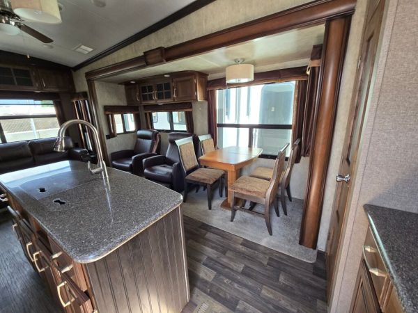 2016 Keystone Montana LEGACY 3160RL - Image 5