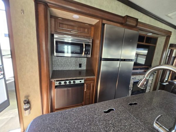 2016 Keystone Montana LEGACY 3160RL - Image 7