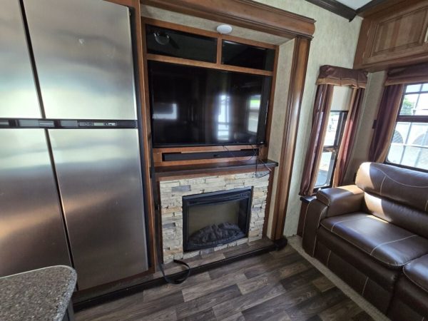 2016 Keystone Montana LEGACY 3160RL - Image 9
