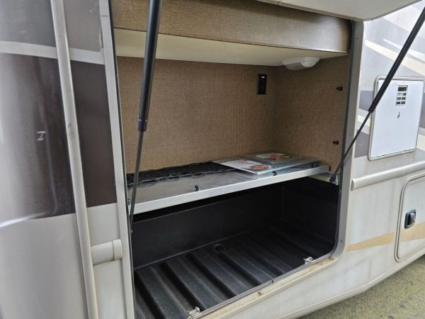 2016 Thor Motor Coach Hurricane 31S - Image 13