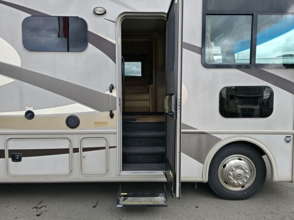 2016 Thor Motor Coach Hurricane 31S - Image 20