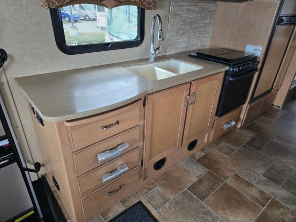 2016 Thor Motor Coach Hurricane 31S - Image 23