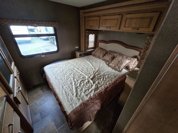 2016 Thor Motor Coach Hurricane 31S - Image 28