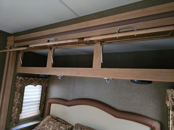 2016 Thor Motor Coach Hurricane 31S - Image 29