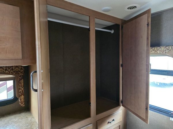 2016 Thor Motor Coach Hurricane 31S - Image 31