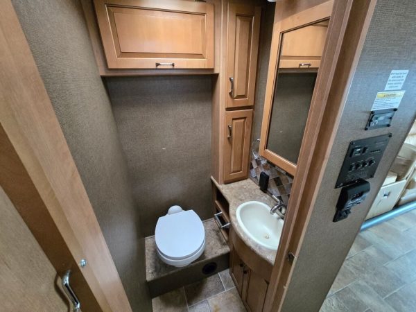 2016 Thor Motor Coach Hurricane 31S - Image 34