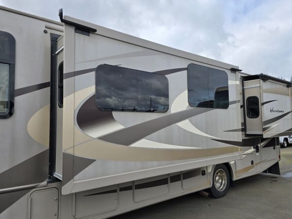 2016 Thor Motor Coach Hurricane 31S - Image 5